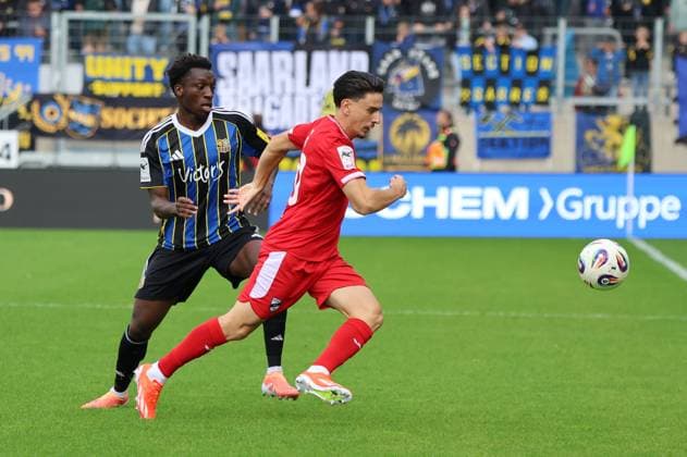 18 10 2025, Football, Men, 3 League, Season 2025 2026, 1 FC Saarbrücken SC Verl, Abdoulaye Kamara 1 FC Saarbruecken , Timur Gayret SC Verl Saarbrücken Ludwigsparkstadion Saarland Germany EN Copyright: xSebastianxBachx
