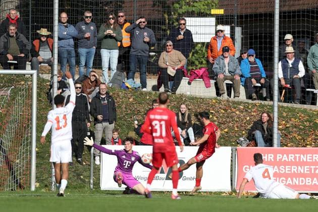 18 10 2025, xjcx, Herren, Fußball, Saison 2025 2026, Regionalliga Bayern, 14 Spieltag TSV Aubstadt FC Bayern Muenchen II Timo Pitter 10, TSV Aubstadt scores the 1 0 against Leon Klanac 1, FC Bayern München II Sulzfeld Schulstadion Aubstadt Bayern Germany