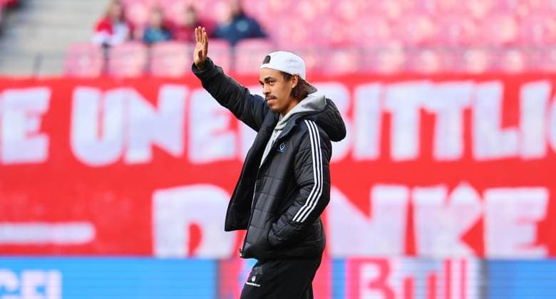 RB Leipzig Hamburg Bundesliga Leipzig, 18 10 2025, Red Bull Arena, Football, Bundesliga, Matchday 7 , RB Leipzig vs Hamburger SV , Pitch inspection In the picture Yussuf Poulsen HSV greets Leipzigs fans The former RB player has been playing for Hamburg since this season, Picture Point