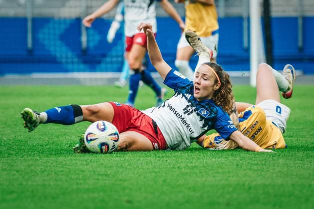 Google Pixel Womens Bundesliga Hamburger SV vs FC Carl Zeiss Jena, 18 10 2025 Melanie Brunnthaler Hamburger SV, 11 with Felicia Sträßer FC Carl Zeiss Jena, 8 in duel Google Pixel Womens Bundesliga, 7 Matchday Hamburger SV vs FC Carl Zeiss Jena on 18 10 2025 at Volksparkstadion, Hamburg DFB DFL REGULATIONS PROHIBIT ANY USE OF PHOTOGRAPHS AS IMAGE SEQUENCES AND OR QUASI VIDEO Copyright: xBEAUTIFULxSPORTS Tonhäuserx