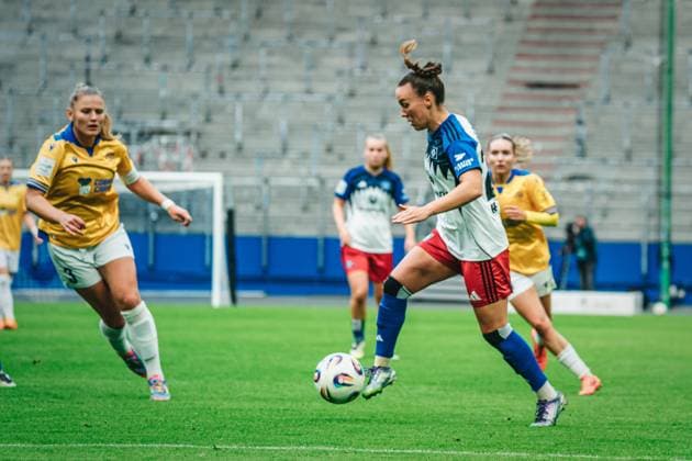 Google Pixel Womens Bundesliga Hamburger SV vs FC Carl Zeiss Jena, 18 10 2025 Viktoria Schwalm Hamburger SV, 23 on the ball Google Pixel Womens Bundesliga, 7 Matchday Hamburger SV vs FC Carl Zeiss Jena on 18 10 2025 at Volksparkstadion, Hamburg DFB DFL REGULATIONS PROHIBIT ANY USE OF PHOTOGRAPHS AS IMAGE SEQUENCES AND OR QUASI VIDEO Copyright: xBEAUTIFULxSPORTS Tonhäuserx