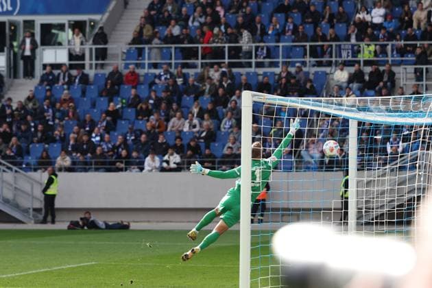 18 10 2025, xrekx, Fußball 2 Bundesliga, Karlsruher SC 1 FC Kaiserslautern v l Goal shot to 0 2 by Naatan Skyttä Skyttae 1 FC Kaiserslautern Hans Christian Bernat Karlsruher SC DFL DFB REGULATIONS PROHIBIT ANY USE OF PHOTOGRAPHS as IMAGE SEQUENCES and or QUASI VIDEO Karlsruhe