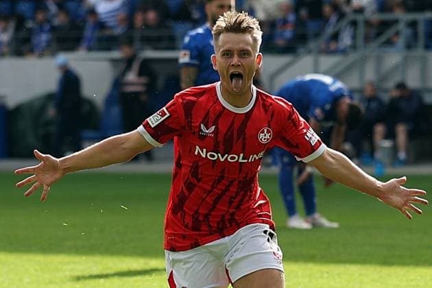18 10 2025, xrekx, Fußball 2 Bundesliga, Karlsruher SC 1 FC Kaiserslautern v l Torjubel nach dem Tor zum celebrating the goal celebrate 0 2 durch Naatan Skyttä Skyttae 1 FC Kaiserslautern DFL DFB REGULATIONS PROHIBIT ANY USE OF PHOTOGRAPHS as IMAGE SEQUENCES and or QUASI VIDEO Karlsruhe