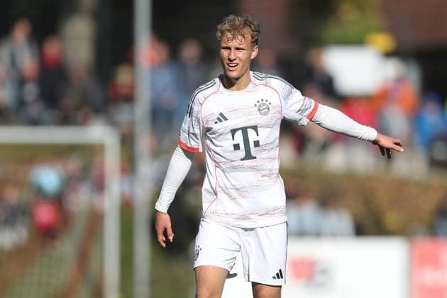 18 10 2025, xjcx, Men, Football, Season 2025 2026, Regionalliga Bayern, 14 Matchday TSV Aubstadt FC Bayern Muenchen II Kurt Rüger 6, FC Bayern München II gestures, arms, hands, gives instructions Sulzfeld Schulstadion Aubstadt Bayern Germany