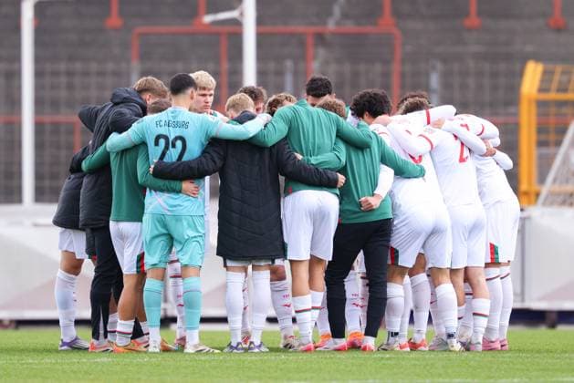 Team FC Augsburg II , Player circle at the match between FC Augsburg II v TSV Buchbach, Soccer, Men, Regionalliga Bayern, 2025 2026, Matchday 14 on 18 10 2025 in Augsburg, Rosenaustadion Bayern Germany