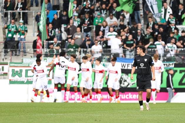 18 10 2025, Football, Men, 11 Matchday Third League Season 2025 2026 VfB Stuttgart II FC Schweinfurt 05 Nils Piwernetz FC Schweinfurt 05, 19 disappointed while Stuttgart celebrate their 1-0 goal