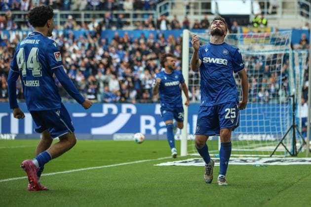 Lilian Egloff Karlsruher SC, 25 with cool celebration after his equalizer to 2 2 Laghrissi Eymen Karlsruher SC, 44 , Karlsruher SC vs 1 FC Kaiserslautern, 2 Bundesliga, Matchday 9, 2025 2026, 18 10 2025, DFL REGULATES PROHIBIT ANY USE OF PHOTOGRAPHS AS IMAGE SEQUENCES AND OR QUASI VIDEO, Karlsruher SC vs 1 FC Kaiserslautern, 2 Bundesliga, Matchday 9, 2025 2026, 18 10 2025 Karlsruhe Copyright: xEibner-Pressefoto JanxPrihodax EP_JPA