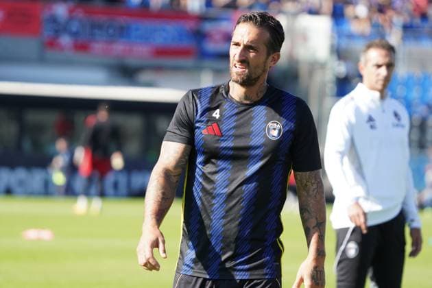 Pisa s Captain Antonio Caracciolo ....During the Serie A soccer match between Pisa and Verona at the Cetilar Arena Romeo Anconetani Stadium in Pisa; Center West Italy; saturday October 18; 2025 ; Soccer  Copyright: xAlessandroxLaRoccax xLaPressex