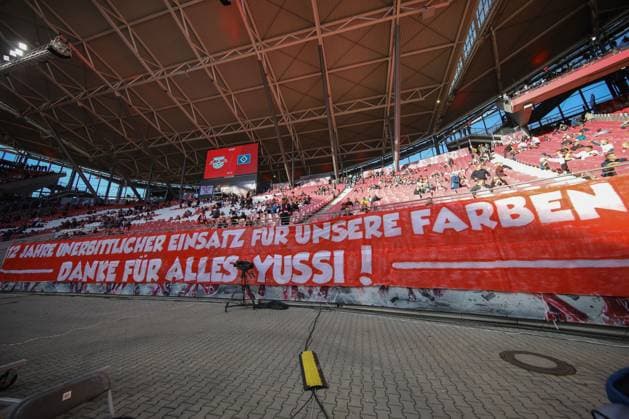 18 10 2025, xtgx, Soccer 1 Bundesliga, RB Leipzig Hamburger SV emspor, v l banner banner Thanks for everything Yussi for Yussuf Poulsen HSV, 15 DFL DFB REGULATIONS PROHIBIT ANY USE OF PHOTOGRAPHS as IMAGE SEQUENCES and or QUASI VIDEO Leipzig