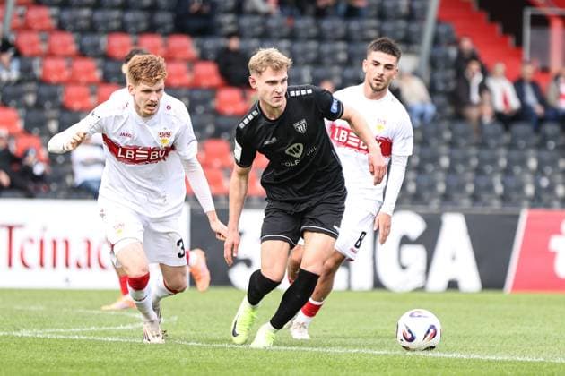 18.10.2025, Fussball, Herren, 11. Spieltag Dritte Liga Saison 2025 2026: VfB Stuttgart II - FC Schweinfurt 05 Von links: Jordan Majchrzak (VfB Stuttgart II, 30) gegen Jakob Tranziska (FC Schweinfurt 05, 17)