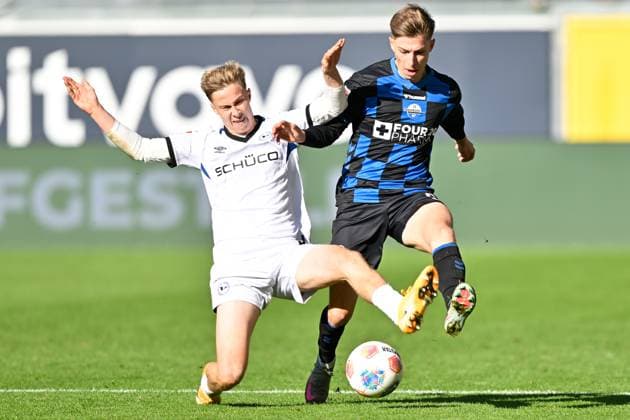 Paderborn, Home Deluxe Arena, 18 10 25, GER, Men, 2 Bundesliga, Season 2025 2026, SC Paderborn 07 DSC Arminia Bielefeld Picture from left in duel Sam SCHRECK Bielefeld and Nick BAETZNER Paderborn DFL regulations prohibit any use of photographs as image sequences and or quasi video NRW Germany