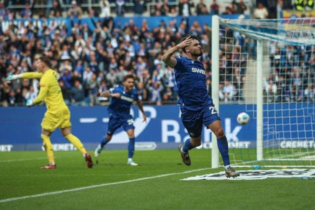 Lilian Egloff Karlsruher SC, 25 with cool celebration after his equalizer to 2 2, Karlsruher SC vs 1 FC Kaiserslautern, 2 Bundesliga, 9 Matchday, 2025 2026, 18 10 2025, DFL REGULATES PROHIBIT ANY USE OF PHOTOGRAPHS AS IMAGE SEQUENCES AND OR QUASI VIDEO, Karlsruher SC vs 1 FC Kaiserslautern, 2 Bundesliga, 9 Matchday, 2025 2026, 18 10 2025 Karlsruhe Copyright: xEibner-Pressefoto JanxPrihodax EP_JPA