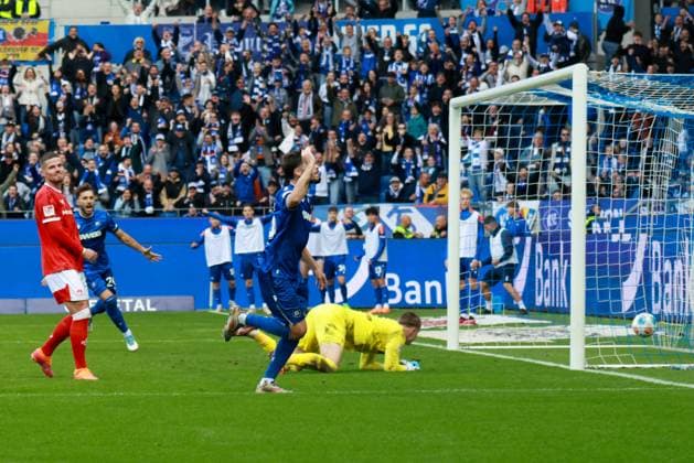 18 10 2025, xhettx, Soccer 2 Bundesliga, Karlsruher SC 1 FC Kaiserslautern v l Lilian Niclas Egloff Karlsruher SC, 25 celebrates his goal for 2 2 DFL DFB REGULATIONS PROHIBIT ANY USE OF PHOTOGRAPHS as IMAGE SEQUENCES and or QUASI VIDEO Karlsruhe