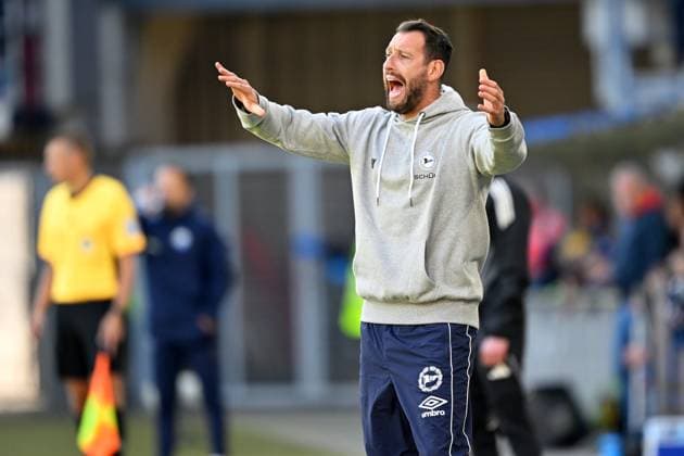 Paderborn, Home Deluxe Arena, 18 10 25, GER, Herren, 2 Bundesliga, Saison 2025 2026, SC Paderborn 07 DSC Arminia Bielefeld Bild Trainer Michel KNIAT Bielefeld DFL regulations prohibit any use of photographs as image sequences and or quasi video NRW Germany
