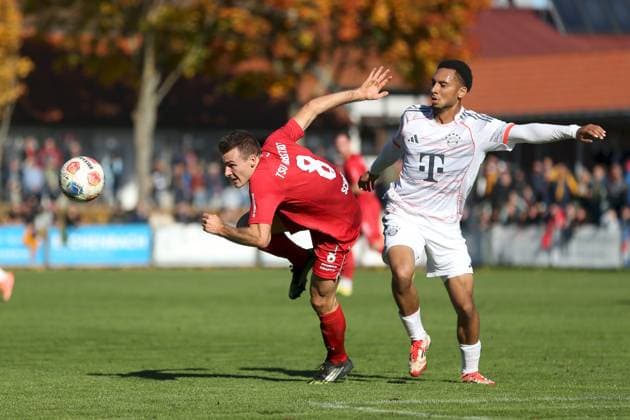 18 10 2025, xjcx, Men, Football, Season 2025 2026, Regionalliga Bayern, 14 Matchday TSV Aubstadt FC Bayern Muenchen II Nico Schmidt 8, TSV Aubstadt and Vincent Ugo Manuba 11, FC Bayern München II Sulzfeld Schulstadion Aubstadt Bayern Germany