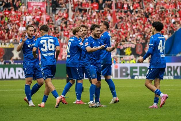18 10 2025, xhettx, Fussball 2 Bundesliga, Karlsruher SC 1 FC Kaiserslautern v l Lilian Niclas Egloff Karlsruher SC, 25 celebrates his goal to 2 2 with Eymen Laghrissi Karlsruher SC, 44 DFL DFB REGULATIONS PROHIBIT ANY USE OF PHOTOGRAPHS as IMAGE SEQUENCES and or QUASI VIDEO Karlsruhe