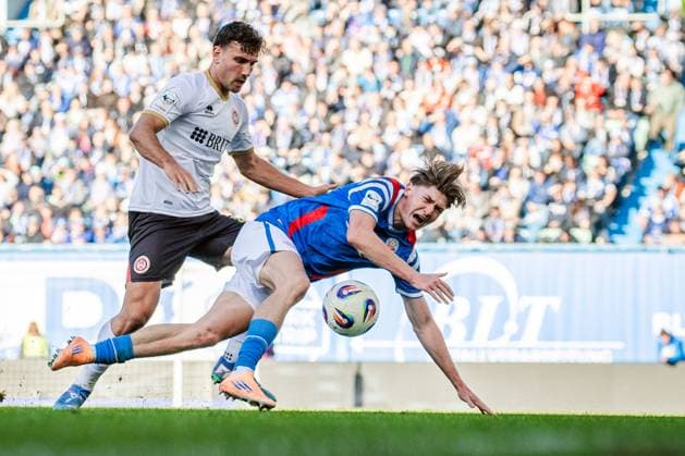 Soccer 3 Liga Hansa Rostock SV Wehen Wiesbaden 18 10 25, David Suarez SVWW , Ryan Naderi HANSA ,