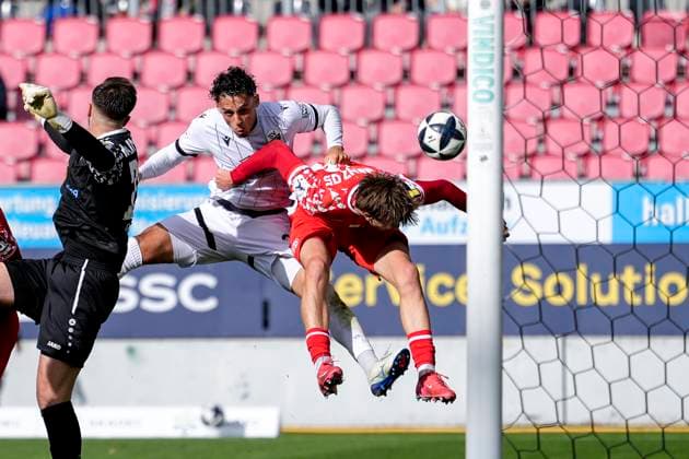 Teoman Akmestanli SVS, 23 heads just past the goal, Action, Action, Game scene, 18 10 2025, Sandhausen Germany , Soccer, Regionalliga Südwest, SV Sandhausen 1 FSV Mainz 05 II xozx