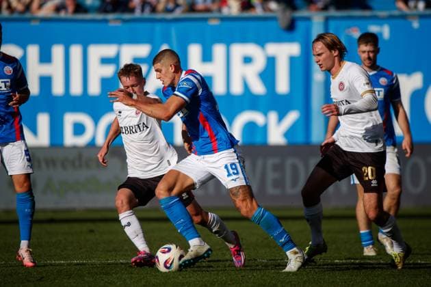 from l Fabian Greilinger Wehen , Jan Mejdr Rostock and Ryan Johansson SVW GER, FC Hansa Rostock vs SV Wehen Wiesbaden, Soccer, Men, 3 Liga, Matchday 11, Season 2025 2026,18 10 2025 Rostock Ostseestadion Mecklenburg Vorpommern Germany