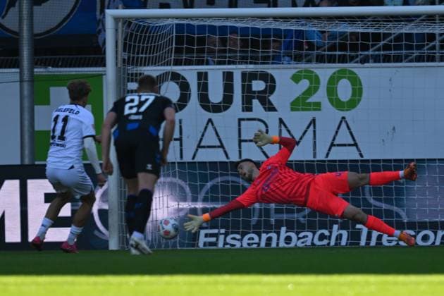 Paderborn, Home Deluxe Arena, 18 10 25, GER, Herren, 2 Bundesliga, Saison 2025 2026, SC Paderborn 07 DSC Arminia Bielefeld Bild Joel GRODOWSKI Bielefeld macht das Tor zum 0 1 DFL regulations prohibit any use of photographs as image sequences and or quasi video NRW Germany