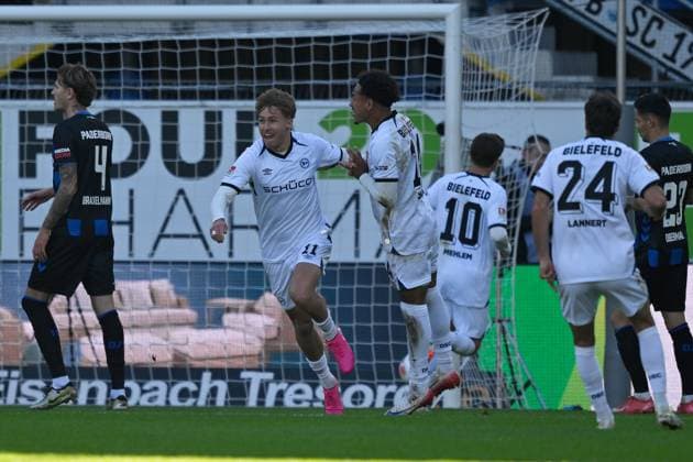 Paderborn, Home Deluxe Arena, 18 10 25, GER, Herren, 2 Bundesliga, Saison 2025 2026, SC Paderborn 07 DSC Arminia Bielefeld Bild Joel GRODOWSKI Bielefeld jubilates after his goal to 0 1 DFL regulations prohibit any use of photographs as image sequences and or quasi video NRW Germany