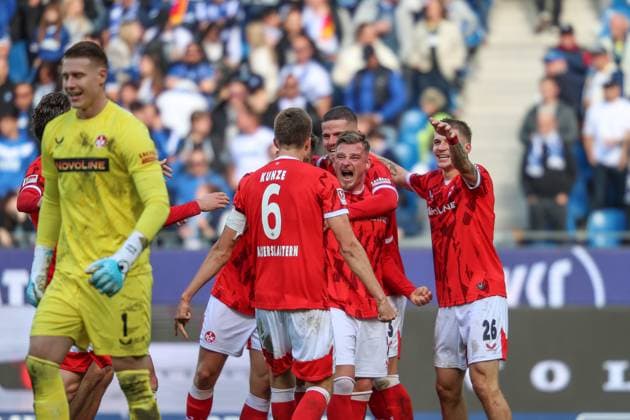 At the final whistle, Fabian Kunze 1 FC Kaiserslautern, 06 Paul Joly 1 FC Kaiserslautern, 26 Julian Krahl 1 FC Kaiserslautern, goalkeeper, 01 and the rest of the team, Karlsruher SC vs 1 FC Kaiserslautern, 2 Bundesliga, 9 Matchday, 2025 2026, 18 10 2025, DFL REGULATES PROHIBIT ANY USE OF PHOTOGRAPHS AS IMAGE SEQUENCES AND OR QUASI VIDEO, Karlsruher SC vs 1 FC Kaiserslautern, 2 Bundesliga, 9 Matchday, 2025 2026, 18 10 2025 Karlsruhe Copyright: xEibner-Pressefoto JanxPrihodax EP_JPA