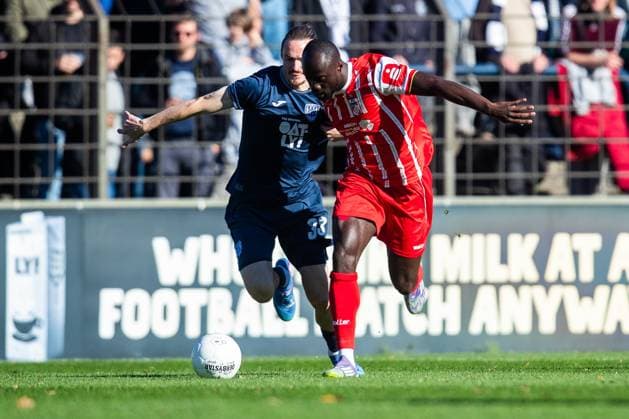 Babelsberg , 181025 , Soccer Regionalliga Nordost SV Babelsberg 03 Rot Weiß Weiss Erfurt in the picture Raphael Mensah Erfurt against Niklas Kastenhofer Babelsberg
