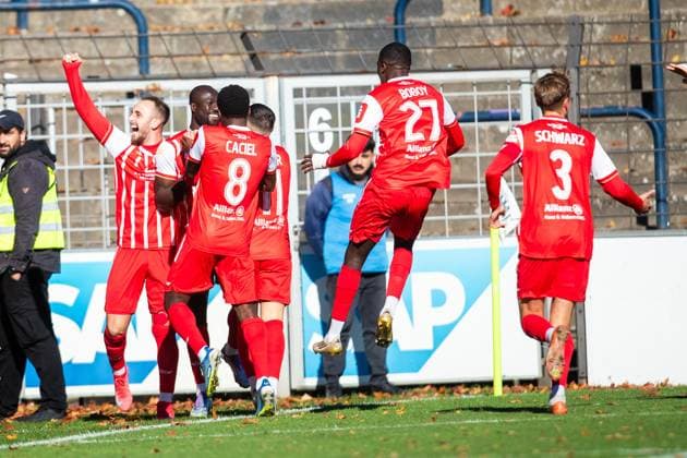 Babelsberg , 181025 , Soccer Regionalliga Nordost SV Babelsberg 03 Rot Weiß Weiss Erfurt in the picture Raphael Mensah and the team Erfurt cheer about the goal to 1 0