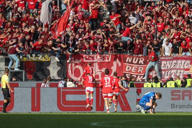 The fans from Kaiserslautern go wild in the injury time, Karlsruher SC vs 1 FC Kaiserslautern, 2 Bundesliga, Matchday 9, 2025 2026, 18 10 2025, DFL REGULATES PROHIBIT ANY USE OF PHOTOGRAPHS AS IMAGE SEQUENCES AND OR QUASI VIDEO, Karlsruher SC vs 1 FC Kaiserslautern, 2 Bundesliga, Matchday 9, 2025 2026, 18 10 2025 Karlsruhe Copyright: xEibner-Pressefoto JanxPrihodax EP_JPA