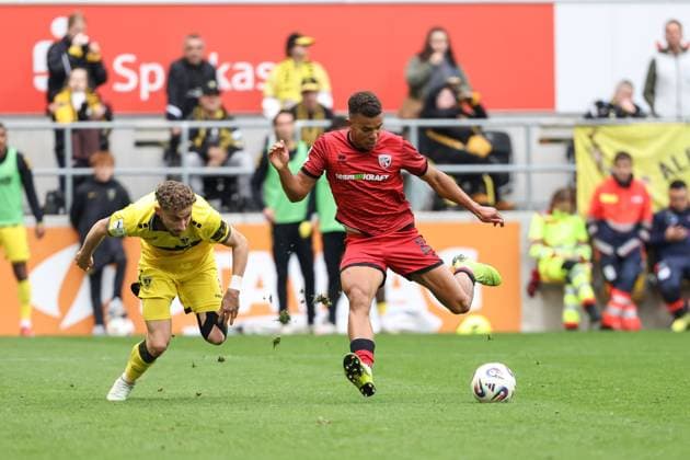 3 Liga Alemannia Aachen FC Ingolstadt 04 duel Battle for the ball Marcel Costly 22, FCI Meyer Felix 4 AA 3 Liga FC Ingolstadt 04 Season 2025 2026 Alemannia Aachen