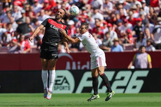 ESP: Sevilla FC - RCD Mallorca. La Liga EA Sports. Date 9 Vedat Muriqi of RCD Mallorca and Cesar Azpilicueta of Sevilla FC during the La Liga EA Sports match between Sevilla FC and RCD Mallorca played at Ramon Sanchez Pizjuan Stadium on October 18, 2025 in Sevilla, Spain. kpng Copyright: xAntonioxPozox xPRESSINx AP_2501018_SEV_MAL_2526_001