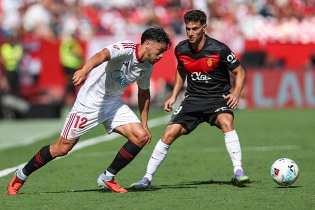 ESP: Sevilla FC - RCD Mallorca. La Liga EA Sports. Date 9 Gabriel Suazo of Sevilla FC and Javi Llabres of RCD Mallorca during the La Liga EA Sports match between Sevilla FC and RCD Mallorca played at Ramon Sanchez Pizjuan Stadium on October 18, 2025 in Sevilla, Spain. kpng Copyright: xAntonioxPozox xPRESSINx AP_2501018_SEV_MAL_2526_022