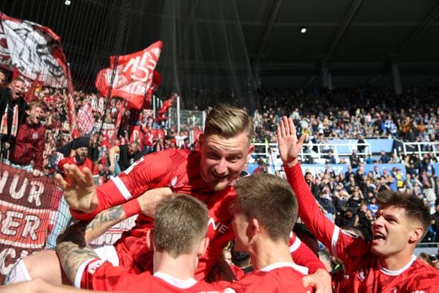 18 10 2025, xrekx, Fußball 2 Bundesliga, Karlsruher SC 1 FC Kaiserslautern v l Torjubel nach dem Tor zum celebrating the goal celebrate 2 3 durch Marlon Ritter 1 FC Kaiserslautern DFL DFB REGULATIONS PROHIBIT ANY USE OF PHOTOGRAPHS as IMAGE SEQUENCES and or QUASI VIDEO Karlsruhe
