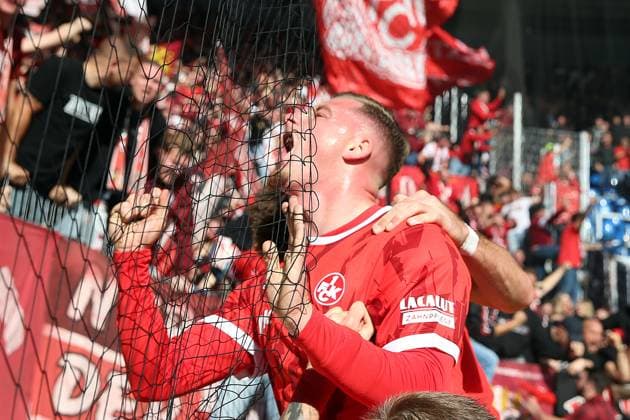 18 10 2025, xrekx, Fußball 2 Bundesliga, Karlsruher SC 1 FC Kaiserslautern v l Torjubel nach dem Tor zum celebrating the goal celebrate 2 3 durch Marlon Ritter 1 FC Kaiserslautern DFL DFB REGULATIONS PROHIBIT ANY USE OF PHOTOGRAPHS as IMAGE SEQUENCES and or QUASI VIDEO Karlsruhe