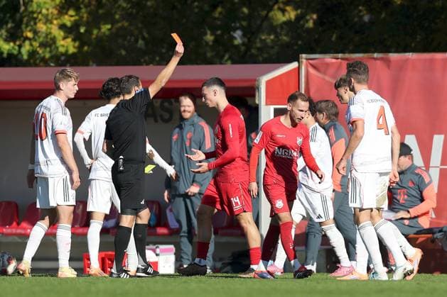 18 10 2025, xjcx, Herren, Fußball, Saison 2025 2026, Regionalliga Bayern, 14 Spieltag TSV Aubstadt FC Bayern Muenchen II Christopher Schwarzmann TSV Scheßlitz sends Leon Heinze 31, TSV Aubstadt with yellow red from the field Sulzfeld Schulstadion Aubstadt Bayern Germany