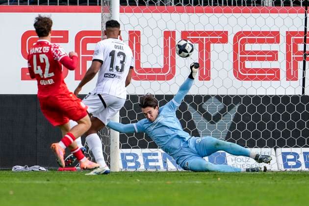 v li Daniel Gleiber Mainz II, 42 scores the goal to 0 2, goal, goal success, highlight, action, action scene, Yannick Osee SVS, 13 and Lukas Schneller goalkeeper, SVS, 31 arrive too late, 18 10 2025, Sandhausen Germany , Soccer, Regionalliga Südwest, SV Sandhausen 1 FSV Mainz 05 II xozx