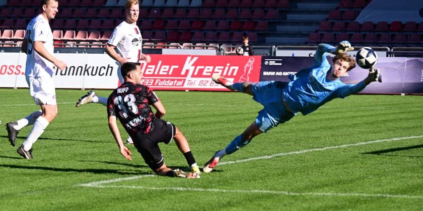18 10 2025 xkhx Kassel Regionalliga Südwest Season 2025 2026 KSV Hessen Kassel SG Barockstadt Fulda Lehnerz Lukas Peter Rupp 33, Hessen Kassel against goalkeeper Justin Duda Fulda