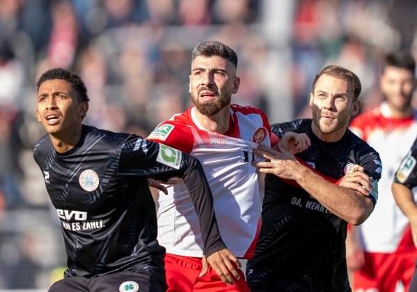 Duel between Arif Gueclue Sportfreunde Siegen, 18 and Pierre Fassnacht Rot Weiss Oberhausen, 3 Sportfreunde Siegen Rot Weiß Oberhausen 18 10 2025 Soccer, Regionalliga West, Matchday 12, GER, Siegen, Leimbachstadion Copyright: HMBxMedia xMarcoxBader