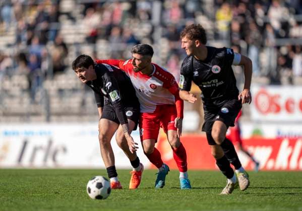 Duel between Arif Gueclue Sportfreunde Siegen, 18 and Drew Murray Rot Weiss Oberhausen, 5 Sportfreunde Siegen Rot Weiß Oberhausen 18 10 2025 Soccer, Regionalliga West, Matchday 12, GER, Siegen, Leimbachstadion Copyright: HMBxMedia xMarcoxBader