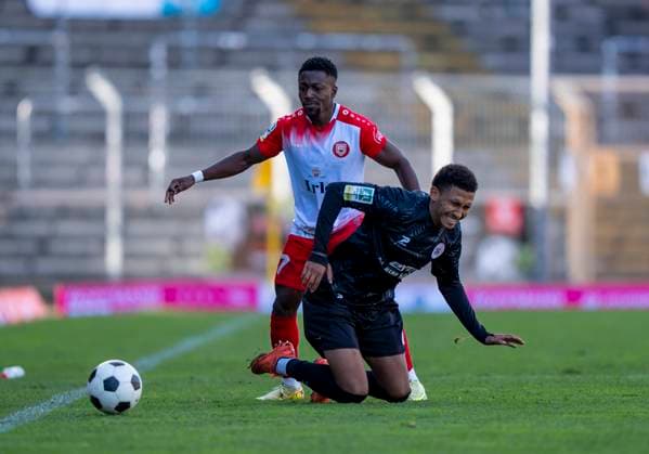 duel between Eric Gueye Rot Weiss Oberhausen, 11 and Shaibou Oubeyapwa Sportfreunde Siegen, 7 Sportfreunde Siegen Rot Weiß Oberhausen 18 10 2025 Soccer, Regionalliga West, Matchday 12, GER, Siegen, Leimbachstadion Copyright: HMBxMedia xMarcoxBader