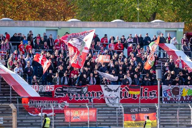 Guest fans from Oberhausen in the Siegen guest block Sportfreunde Siegen Rot Weiß Oberhausen 18 10 2025 Soccer, Regionalliga West, Matchday 12, GER, Siegen, Leimbachstadion Copyright: HMBxMedia xMarcoxBader