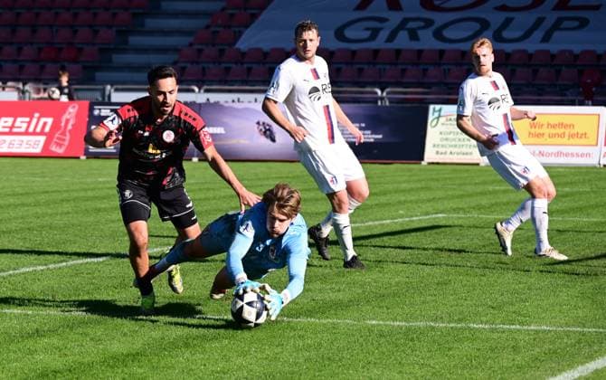 18 10 2025 xkhx Kassel Regionalliga Südwest Season 2025 2026 KSV Hessen Kassel SG Barockstadt Fulda Lehnerz Lukas Peter Rupp 33, Hessen Kassel against goalkeeper Justin Duda Fulda
