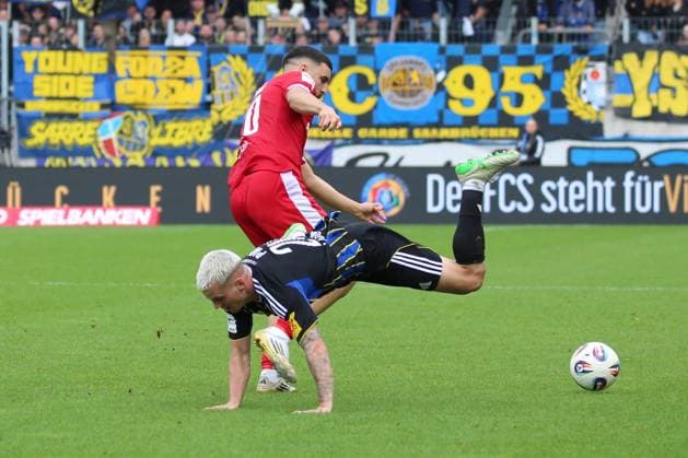 18 10 2025, xpfrx, Fußball 3 Liga, 1 FC Saarbruecken SC Verl v l Oualid Mhamdi SC Verl Florian Pick 1 FC Saarbruecken Zweikampf, Aktion, action, battle for the ball DFL DFB REGULATIONS PROHIBIT ANY USE OF PHOTOGRAPHS as IMAGE SEQUENCES and or QUASI VIDEO Saarbruecken