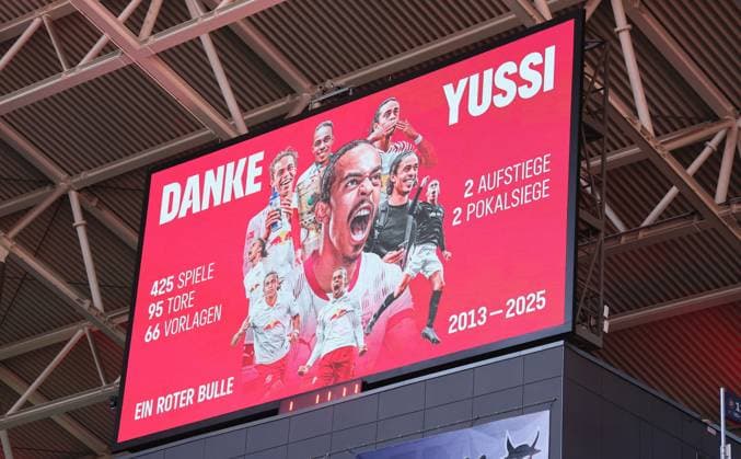 RB Leipzig Hamburg Bundesliga Leipzig, 18 10 2025, Red Bull Arena, Fußball, 1 Bundesliga, 7 Spieltag , RB Leipzig vs Hamburger SV, Im Bild Verabschied des langjährigen RBL Spielers Yussuf Poulsen , Nur zur redaktionellen Nutzung Only editorial use , DFL DFB regulations prohibit any use of photographs as image sequences and or quasi video ,