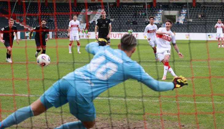 18 10 25 VfB Stuttgart II 1 FC Schweinfurt 05 Germany, Großaspach, 18 10 2025, Soccer, 3 Liga, VfB Stuttgart II 1 FC Schweinfurt 05 Nr 10 Nicolas Sessa 2 0 VFB by penalty kick against goalkeeper Maximilian Weisbäcker Schweinfurt