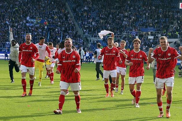 18 10 2025, xrekx, Fußball 2 Bundesliga, Karlsruher SC 1 FC Kaiserslautern v l FC Kaiserslautern Mannschaft, Spieler, jubeln nach Spielende, Team, Player, celebrate at the end of the match Marlon Ritter 1 FC Kaiserslautern DFL DFB REGULATIONS PROHIBIT ANY USE OF PHOTOGRAPHS as IMAGE SEQUENCES and or QUASI VIDEO Karlsruhe