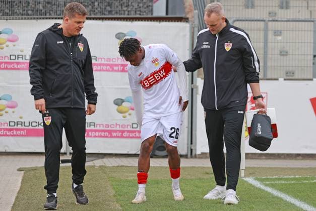 18 10 25 VfB Stuttgart II 1 FC Schweinfurt 05 Germany, Großaspach, 18 10 2025, Football, 3 Liga, VfB Stuttgart II 1 FC Schweinfurt 05 Justin Diehl with VFB leaves the pitch injured