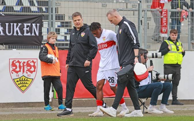 18 10 25 VfB Stuttgart II 1 FC Schweinfurt 05 Germany, Großaspach, 18 10 2025, Football, 3 Liga, VfB Stuttgart II 1 FC Schweinfurt 05 Justin Diehl VFB miite leaves the pitch injured