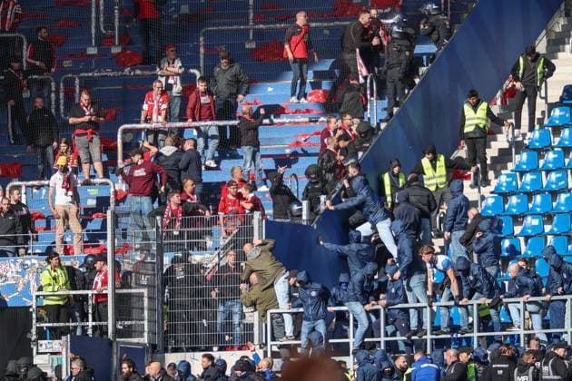 Unsightly scenes after the game, both fan camps want to attack each other, Karlsruher SC vs 1 FC Kaiserslautern, 2 Bundesliga, Matchday 9, 2025 2026, 18 10 2025, DFL REGULATES PROHIBIT ANY USE OF PHOTOGRAPHS AS IMAGE SEQUENCES AND OR QUASI VIDEO, Karlsruher SC vs 1 FC Kaiserslautern, 2 Bundesliga, Matchday 9, 2025 2026, 18 10 2025 Karlsruhe Copyright: xEibner-Pressefoto JanxPrihodax EP_JPA
