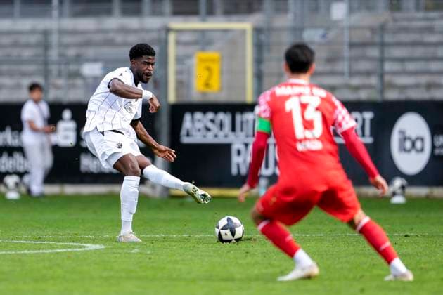 from left Kwabe Schulz SVS, 2 , Yunus Malli Mainz II, 13 , Action, Action, Game scene, 18 10 2025, Sandhausen Germany , Soccer, Regionalliga Südwest, SV Sandhausen 1 FSV Mainz 05 II xozx